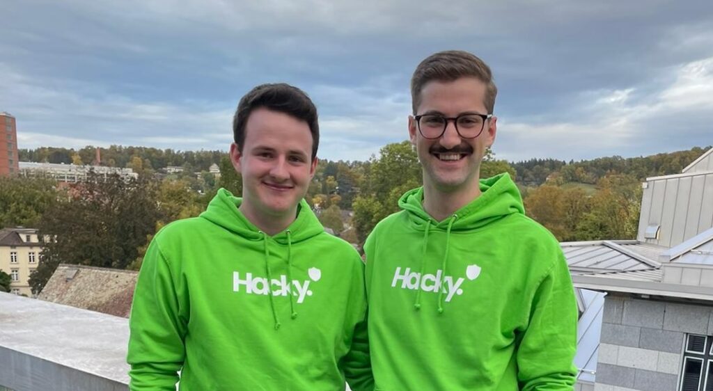 Philipp Brügger und Manuel Lusti in den grünen Hacky Pullovern